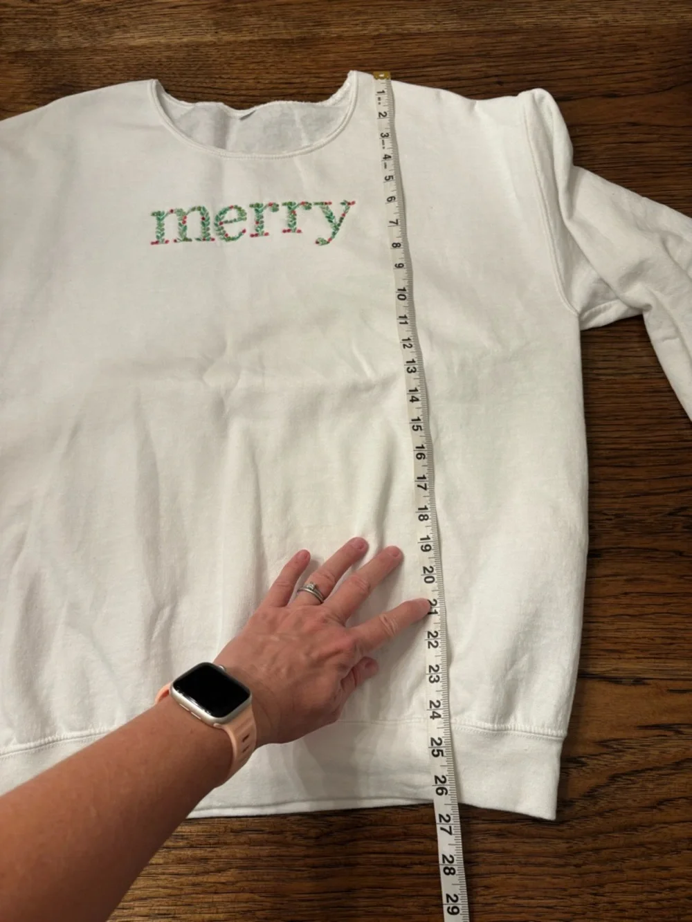 Merry Embroidered Christmas Sweatshirt White Holly Berry Holiday Women’s Medium